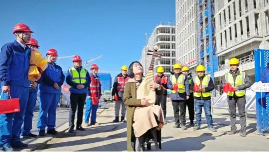 太阳成集团tyc151cc教师丁晔、刘皓心作为文艺志愿者参加雄安新区“花式慰问建设者”活动